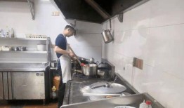 爆料餐馆厨房视频,餐馆后厨操作内幕大曝光