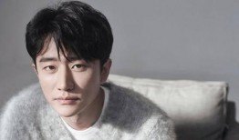 张凌赫抖音爆料女友视频,女友神秘现身，甜蜜互动引网友热议